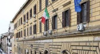 Roma, entra in casa della ex e accoltella un amico