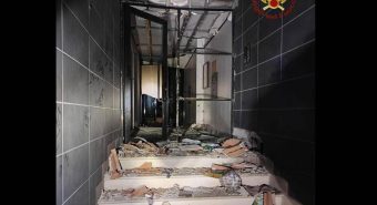 Roma, ordigno esplode davanti all'ingresso di un condominio: indagini in corso