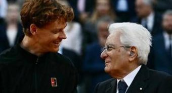 Sinner vince davanti al "signor Mattarella" e... si imbarazza: "Sono sempre nervoso con lui"