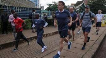 Sorpresa a Nairobi: Macron corre con Kipchoge, leggenda della maratona