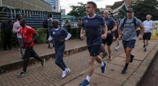 Sorpresa a Nairobi: Macron corre con Kipchoge, leggenda della maratona