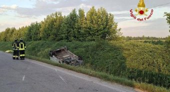 Travolti da un furgone mentre vanno al lavoro in bici: morti due operai nel Mantovano