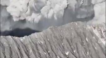 Vulcano erutta in Indonesia, muoiono tre escursionisti sul monte Dukono