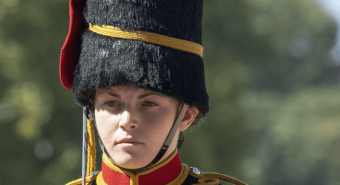 Windsor, dramma davanti al re Carlo: soldatessa 24enne muore dopo una caduta da cavallo