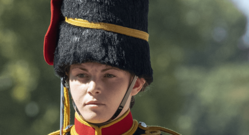 Windsor, dramma davanti al re Carlo: soldatessa 24enne muore dopo una caduta da cavallo Windsor, dramma davanti al re Carlo: soldatessa 24enne muore dopo una caduta da cavallo
